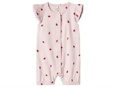 Lyserød sommerheldragt med lille rødt jordbærprint og med flæseærmer og korte ben fra Name It 13241191 light lilac 